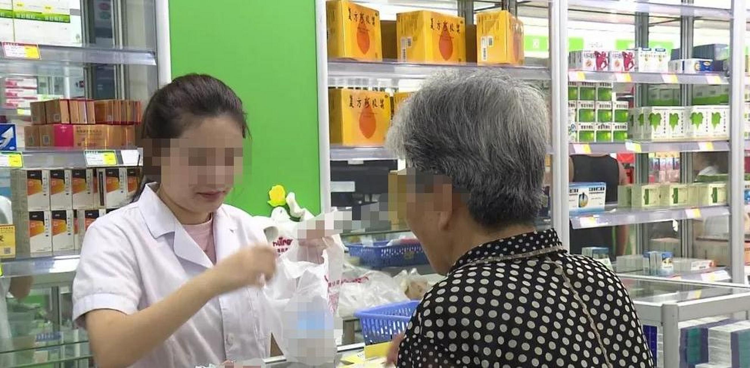 早上去药店买药,看见有个70岁左右的老奶奶在买伟哥,而且一点也不在意