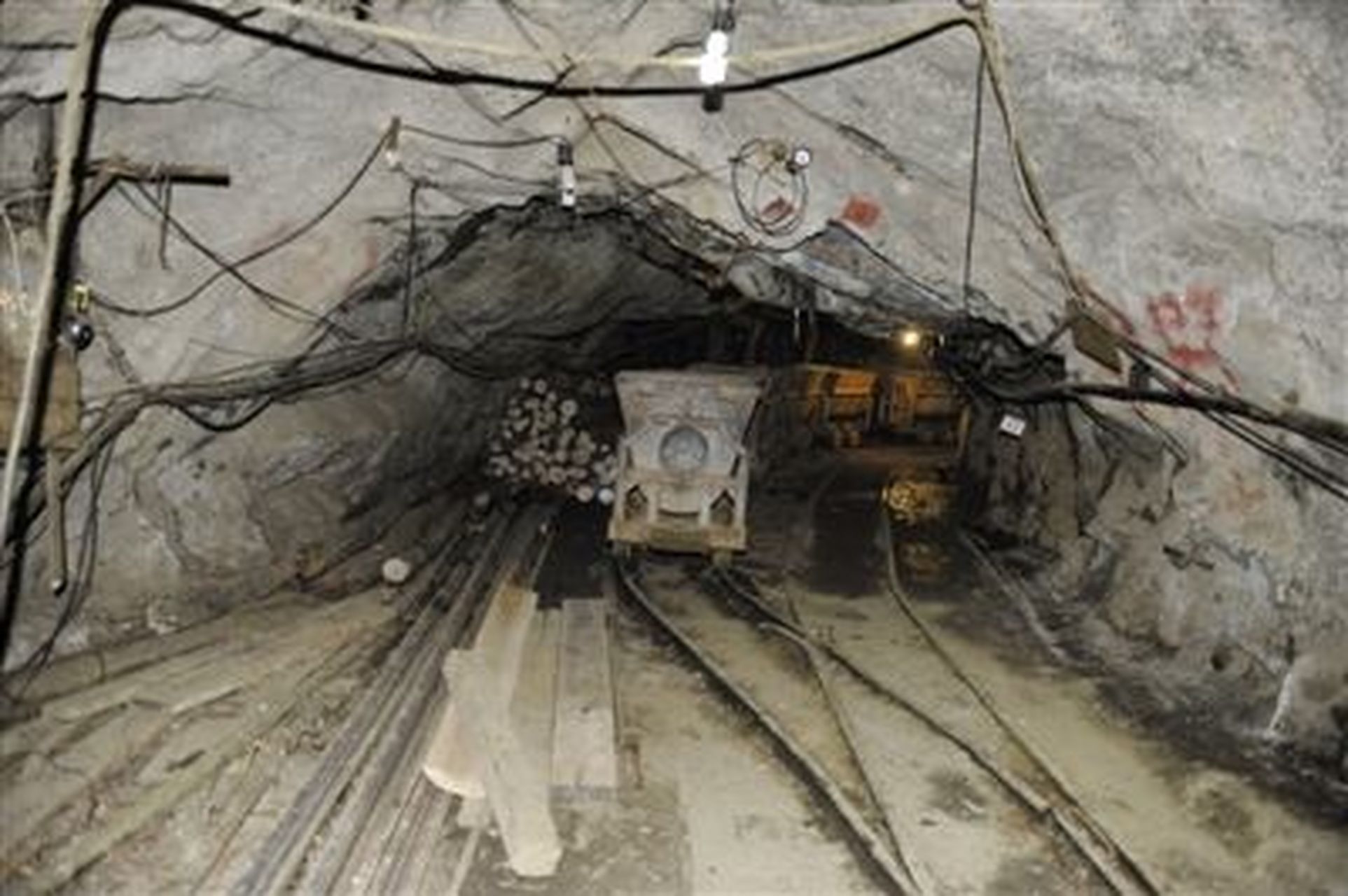 1月17日,山东烟台栖霞一金矿发生爆炸第7天,井下救援画面首次曝光