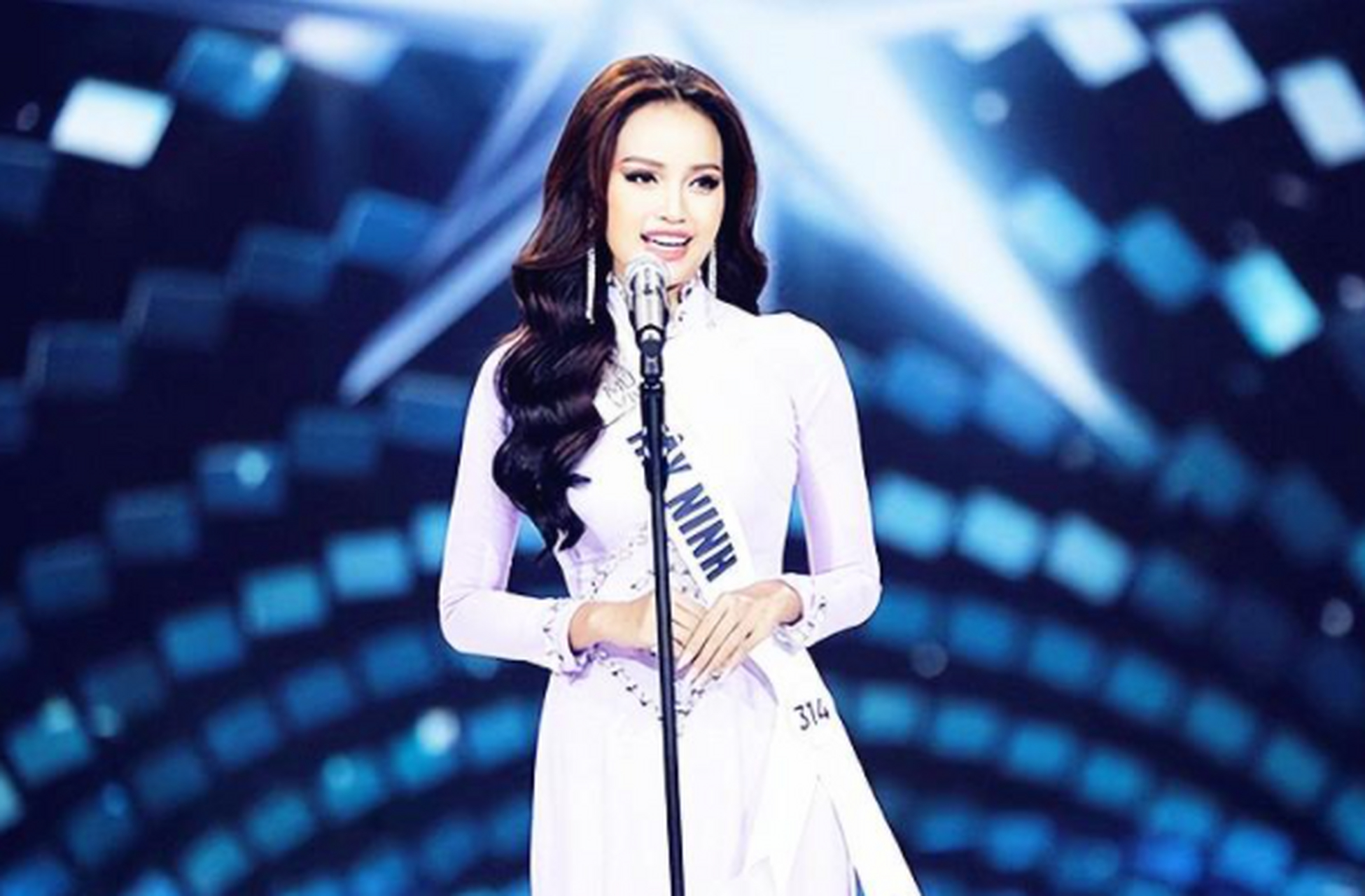 越南"国宝级"美人,目若朗星齿如编贝,用镂空裙演绎东南亚风情