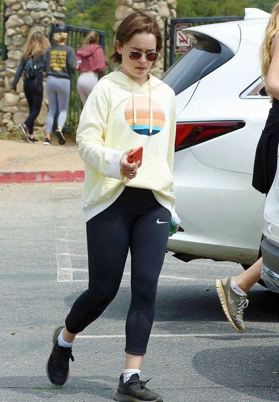 龙妈跟好友一同出门健身 她看上去身高不到1米5啊!