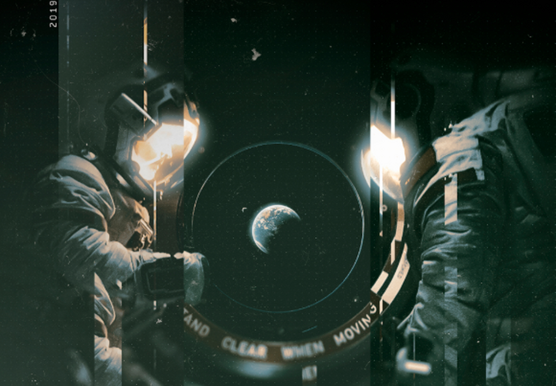 成龙在其自传提到綦建虹的时候说:"我们俩的合作模式是,我去外面拿