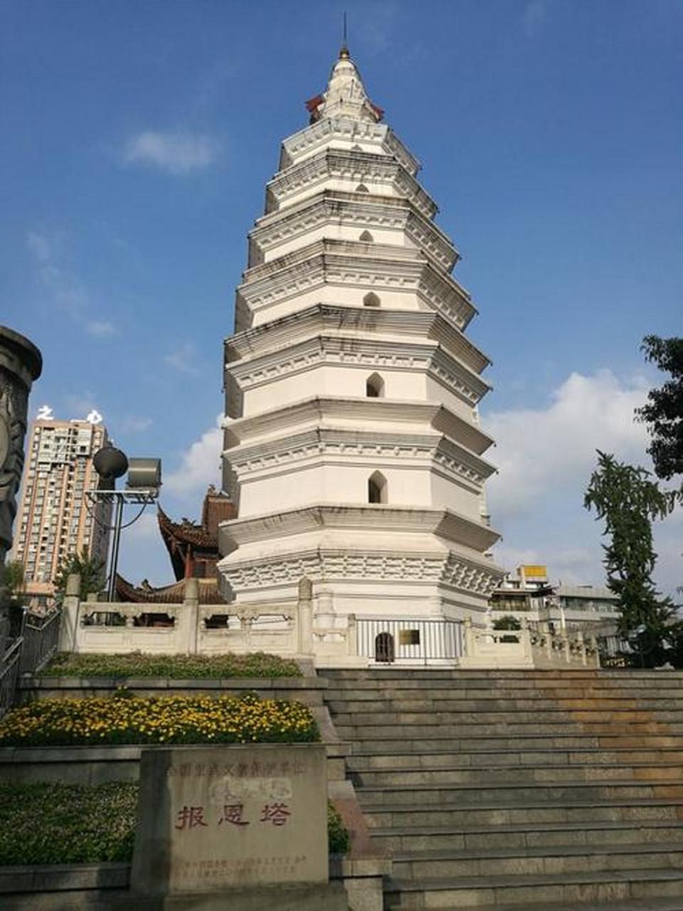 走近泸州报恩塔,其丰富的装饰砖雕便尽收眼底.