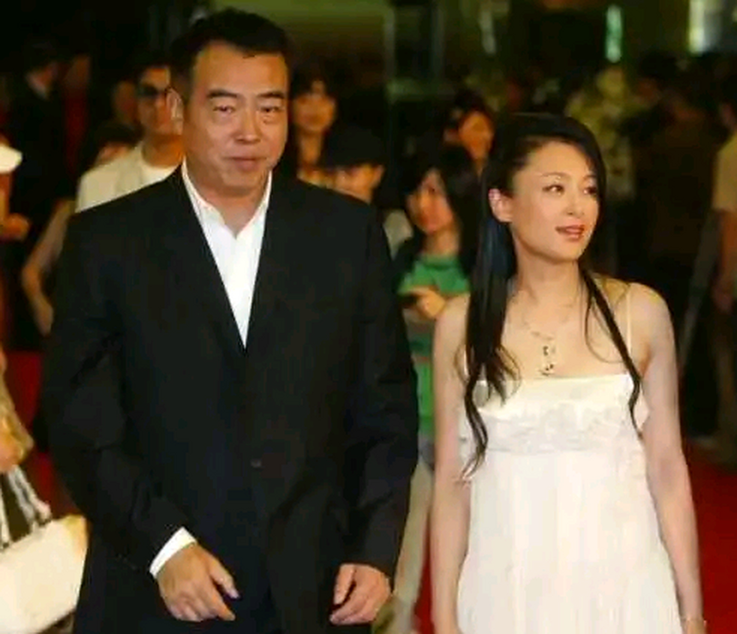 拍摄《三国》的时候,陈红扮演的貂蝉一坐到张光北腿上,张光北就满脸通