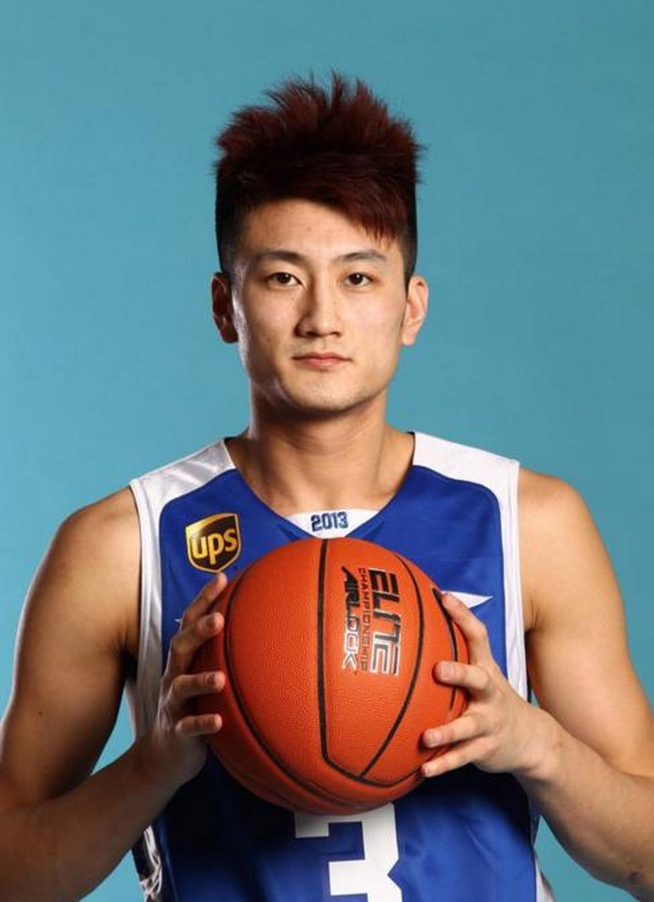 段江鹏出生于辽宁省铁岭市,中国职业篮球运动员,司职前锋,现效力于