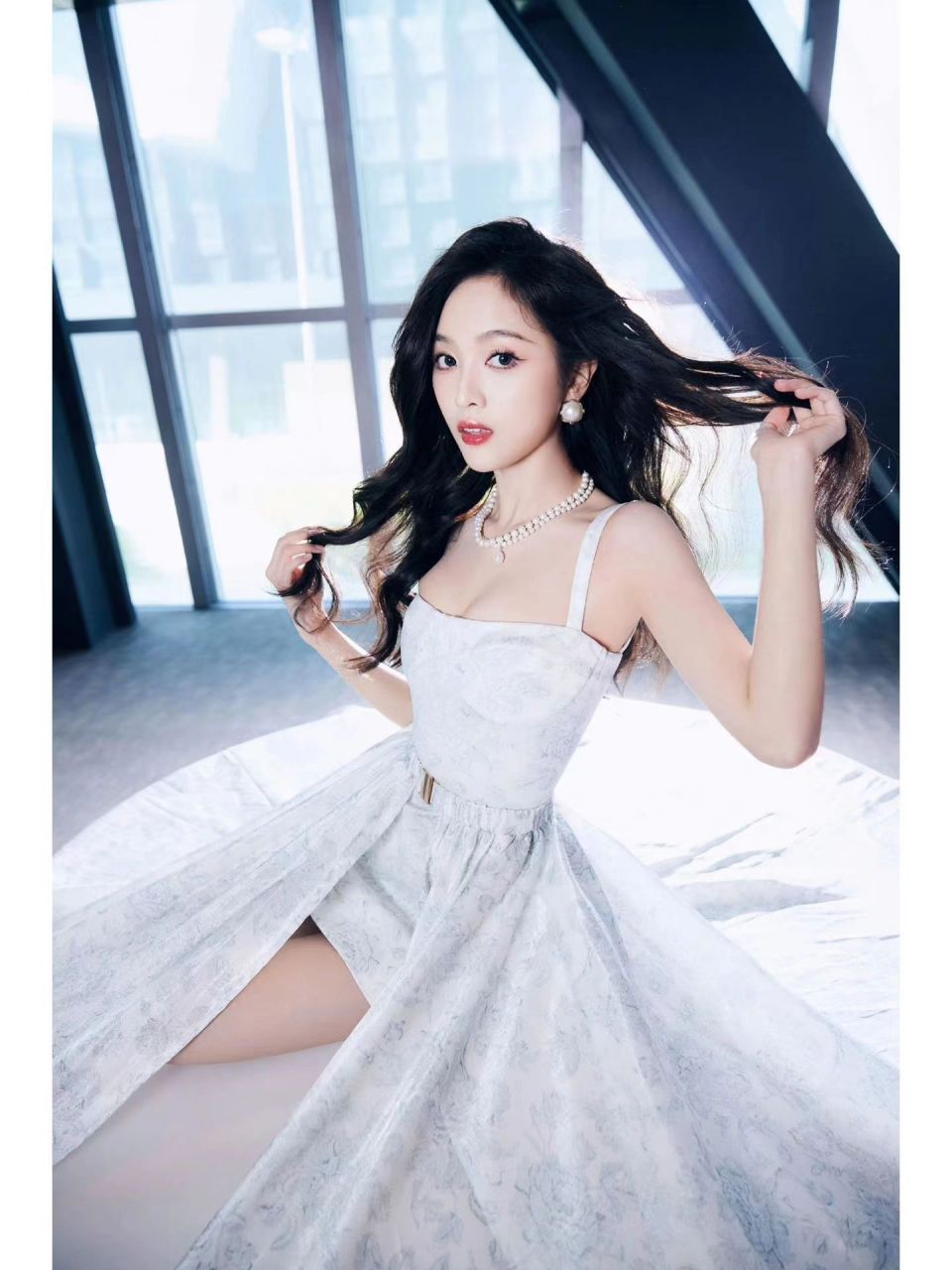 吴宣仪吊带裙来一波王炸,甜美性感秀出好身材  虽说吊带裙女生们都