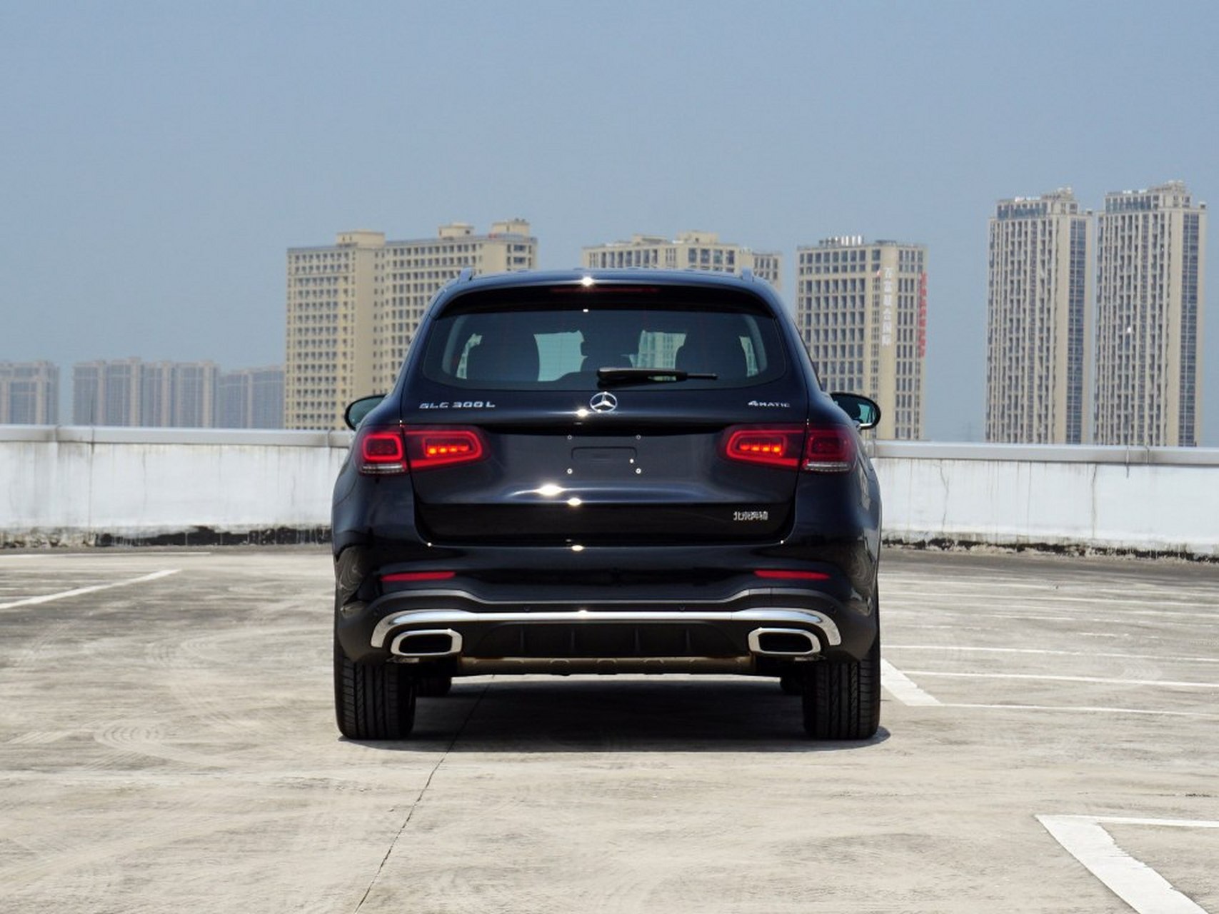 新款奔驰glc 300车尾方面,车顶设计了扰流板搭配高位刹车灯,尾灯造型
