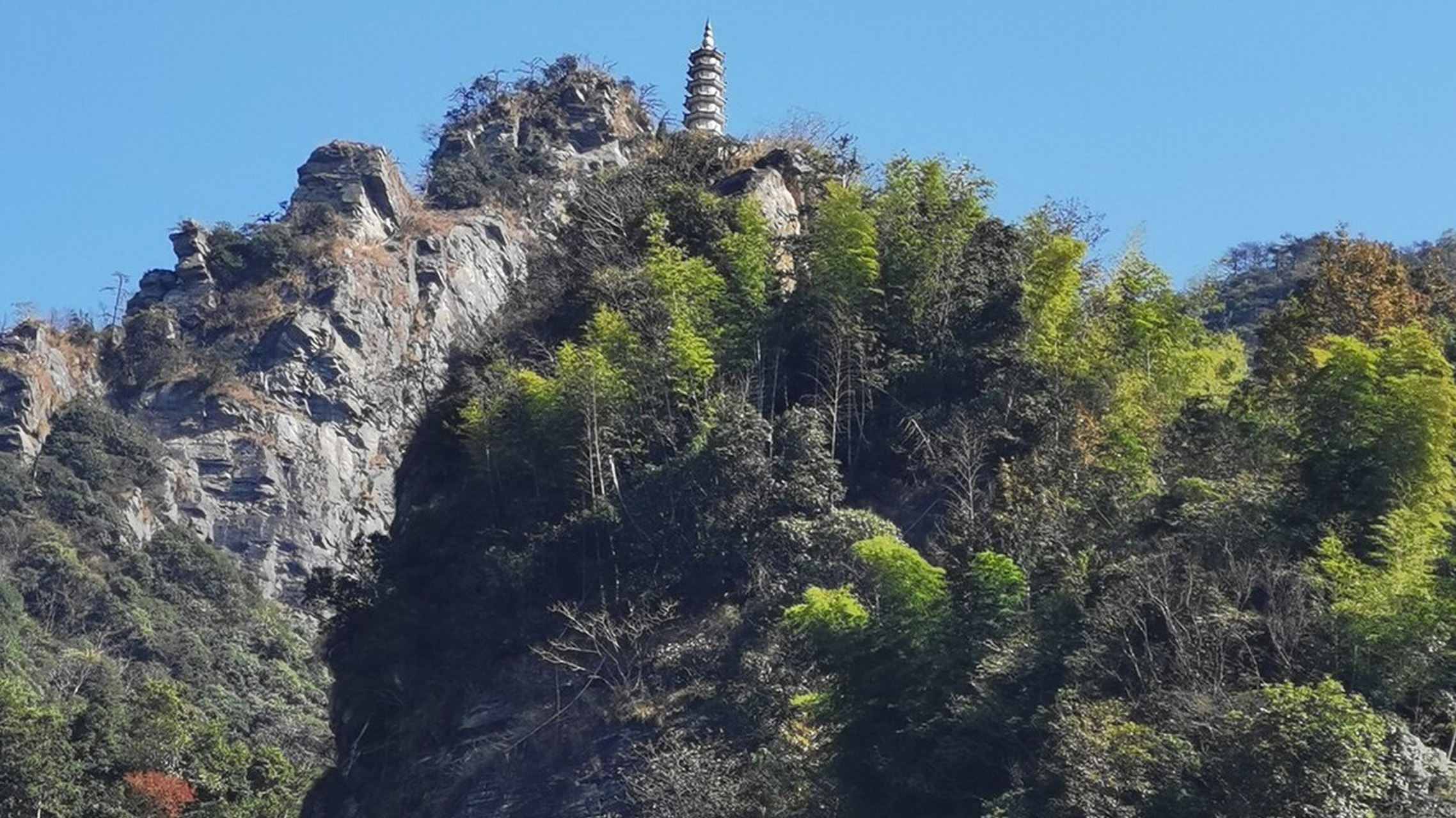 立冬时节,庐山秀峰层林尽染,游客乘坐缆车俯瞰风景,雄奇俊秀的山峰