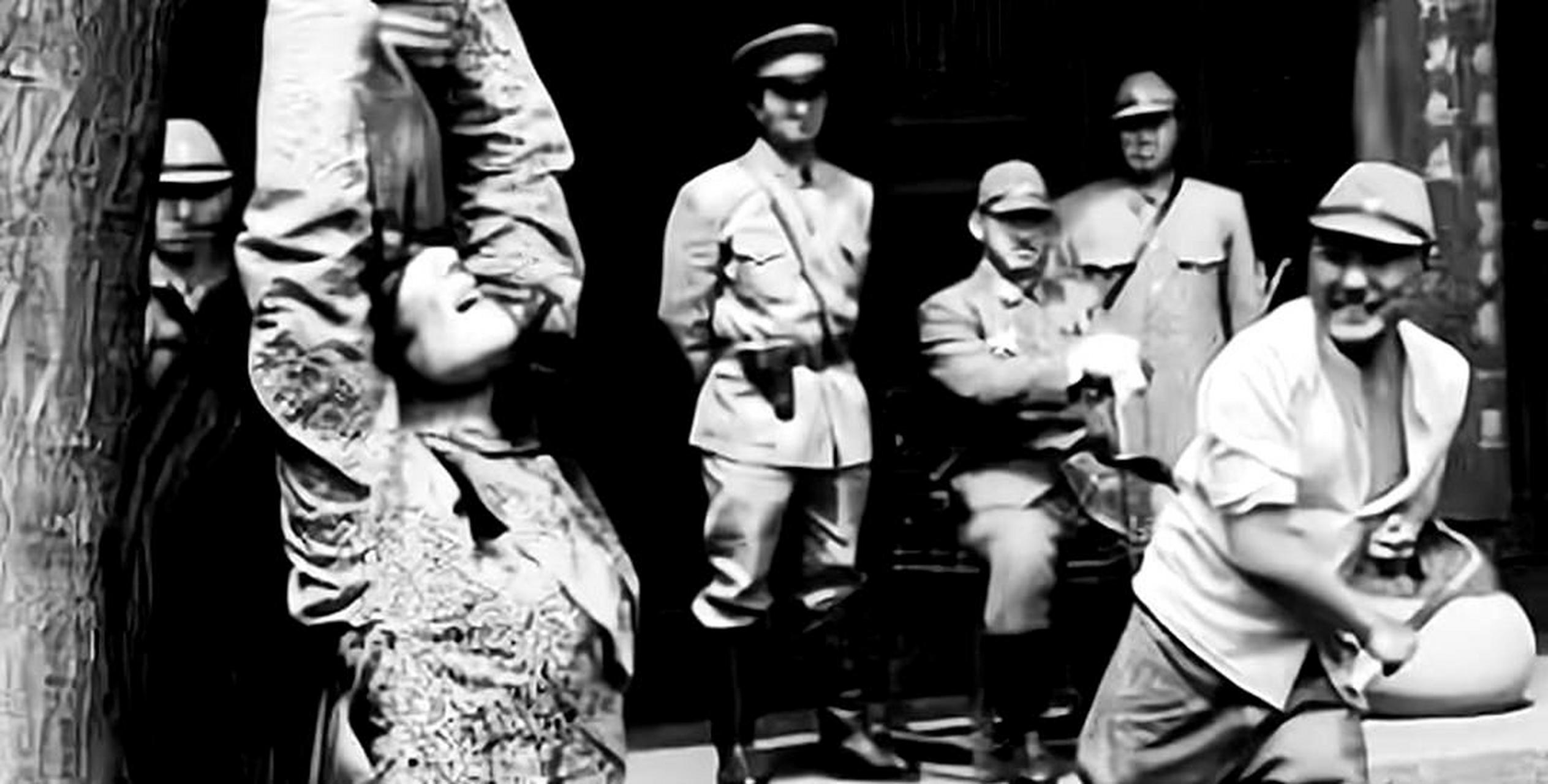 一位女性遭受了日本侵略者的残忍迫害.