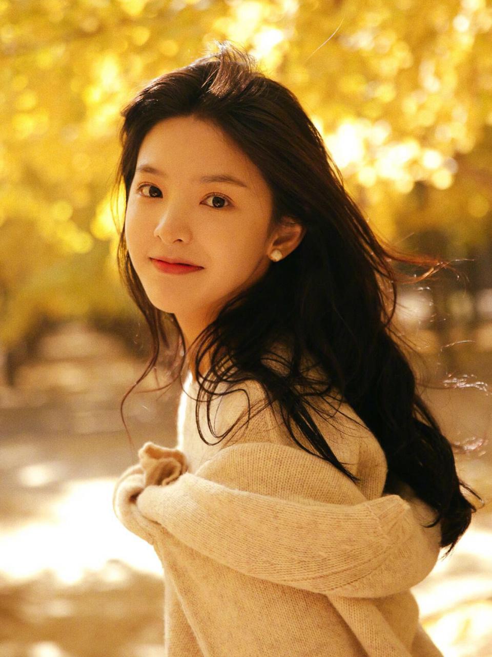 章若楠的长相甜美清纯,气质也很温柔,这些照片都很有氛围感,随手一拍