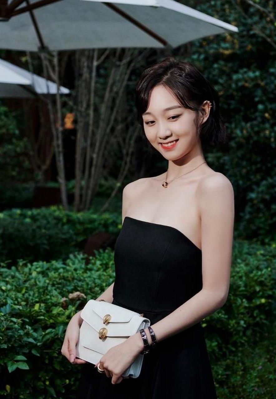 李子璇一身黑色长裙,笑容甜美