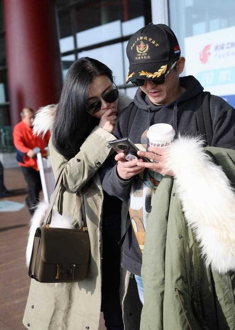近日,冉莹颖邹市明合体现身机场时,冉莹颖手挎13万包紧紧依偎着邹市明