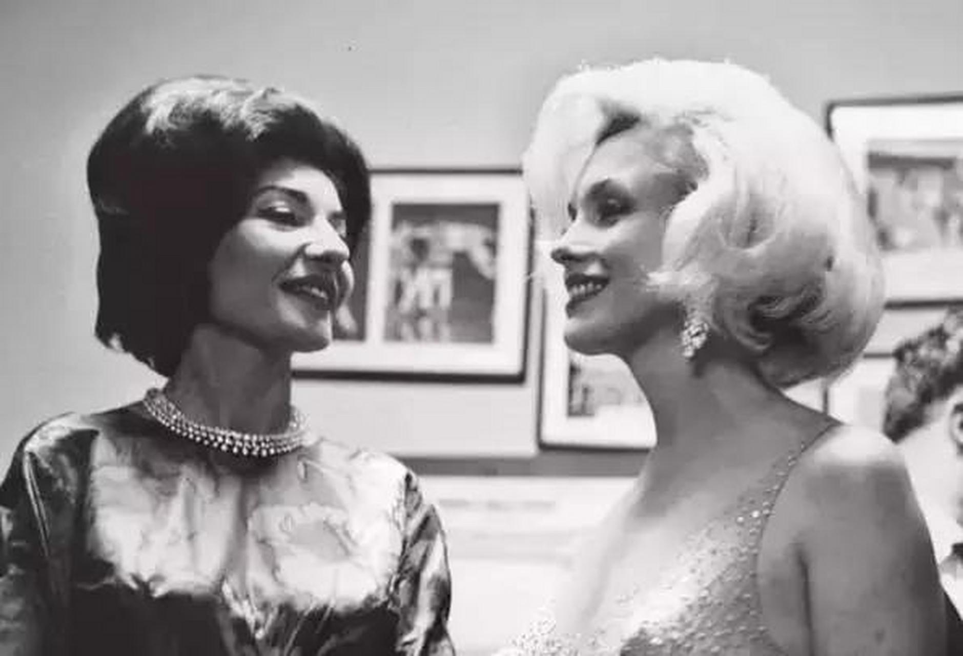 领动计划# 玛丽莲·梦露与美国女星玛丽亚·卡拉斯在一起交谈,人玫哪