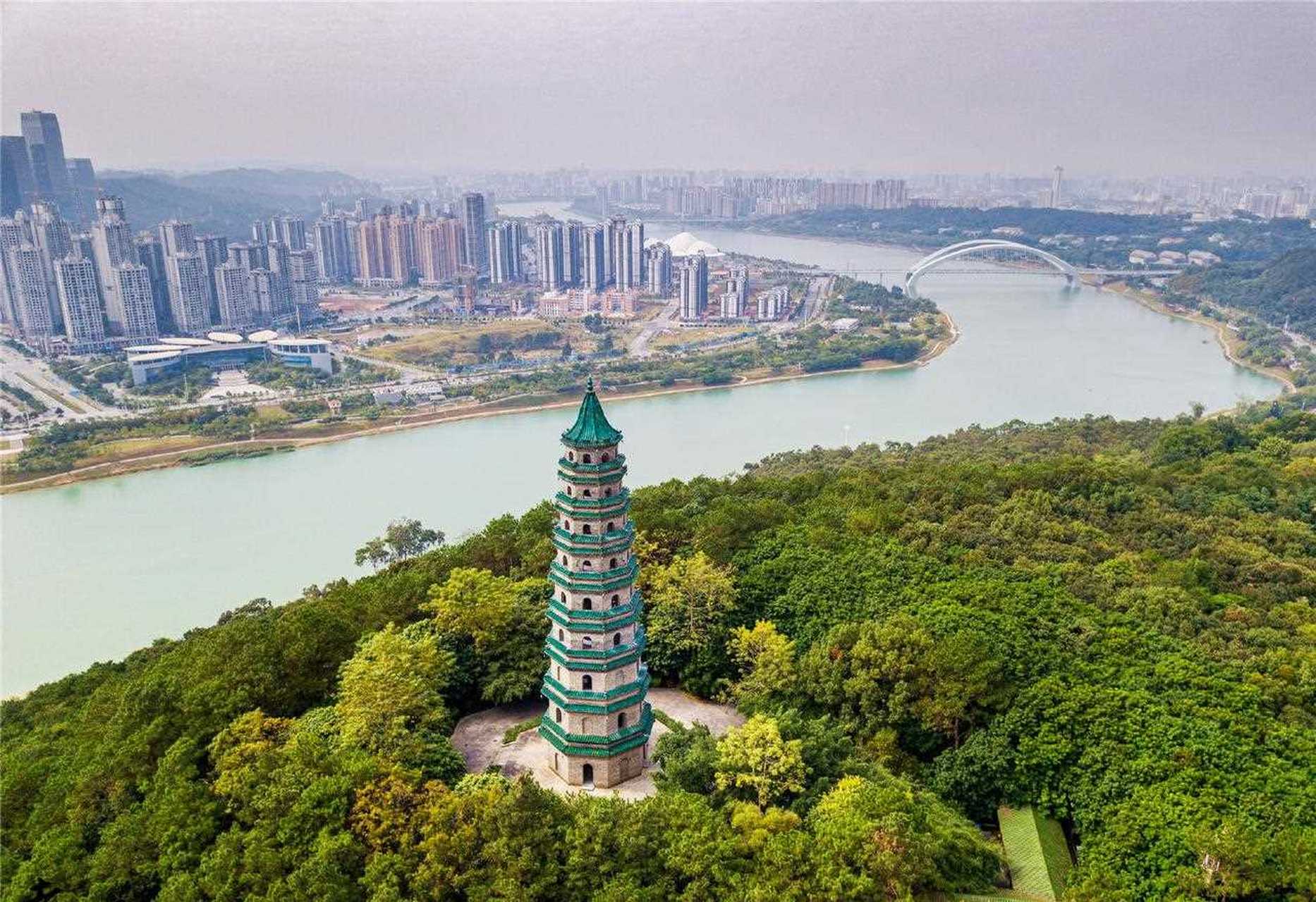 龙象塔作为南宁青秀山不二logo,是游客必须打卡的地方.