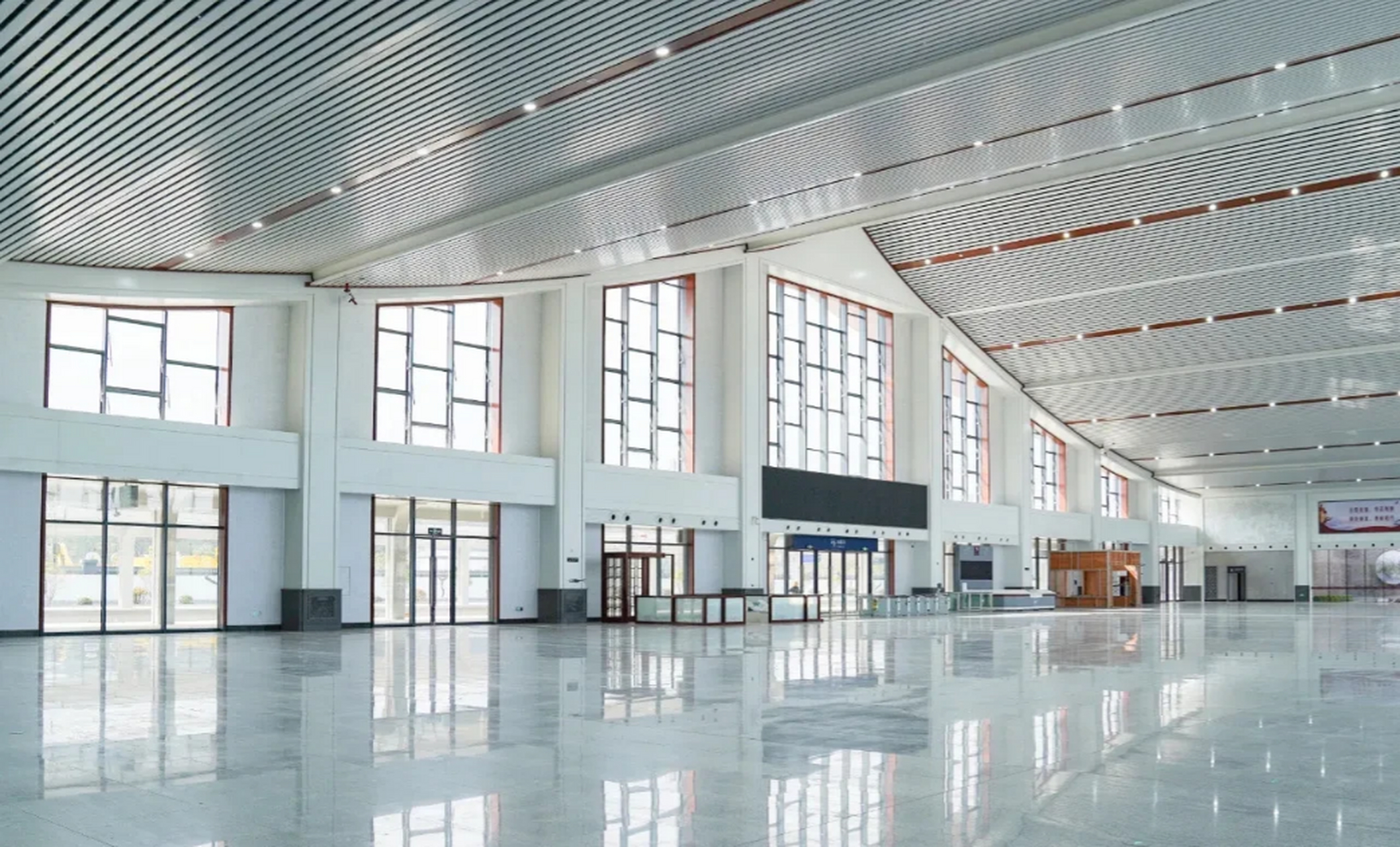 祁门南站这造型,这候车大厅,真是敞亮,普通县一级的高铁站能设计的