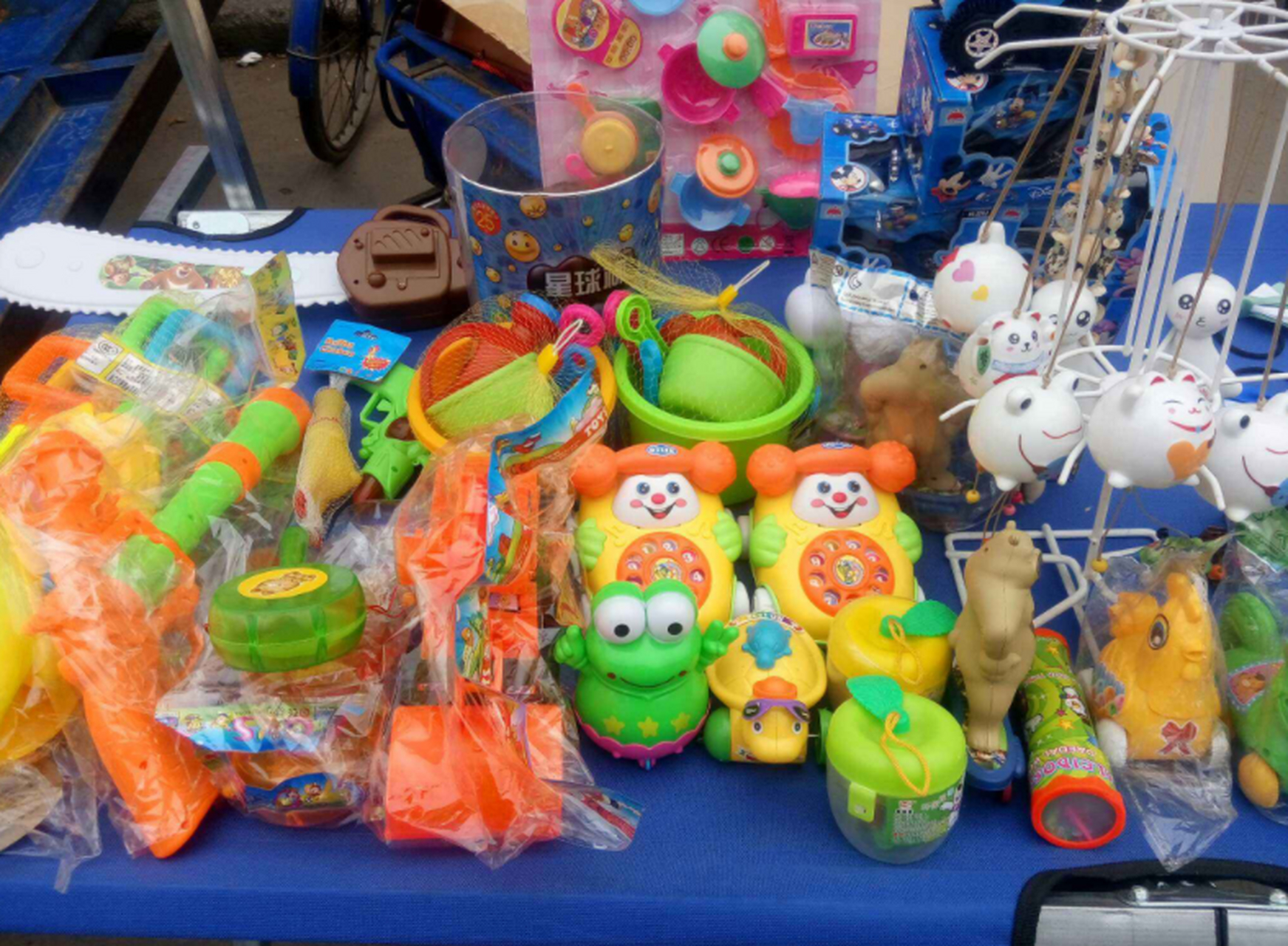 福建的小吴摆地摊卖玩具,没想到只用了短短一年的时间就赚到了125万