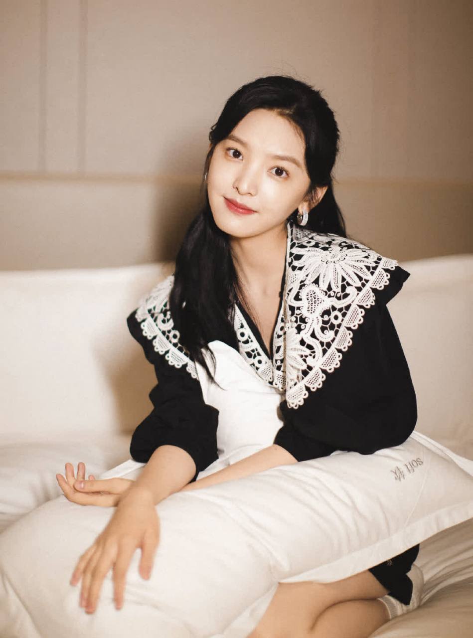 张若男和乔欣同穿小李蕾丝娃娃领衬衫,你更喜欢谁的演绎#潮阿赛起令