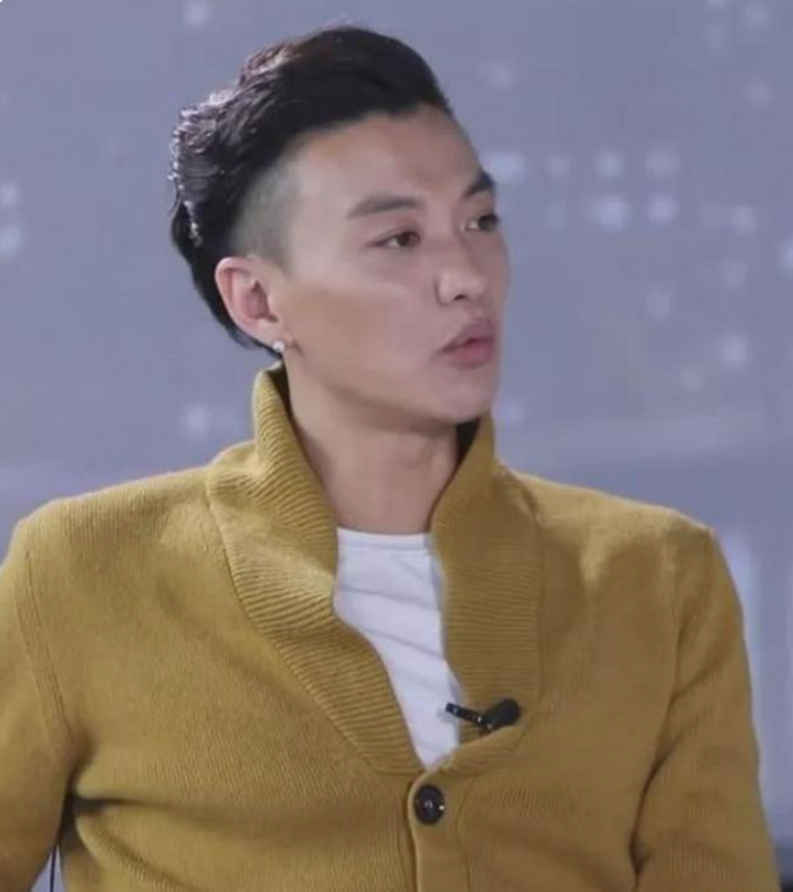 一次,鲁豫采访周一围问:"现在你也拍戏,朱丹也在拍戏,为了照顾孩子是