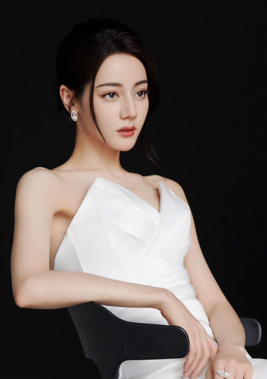 迪丽热巴身姿玲珑翘二郎腿坐姿优雅高