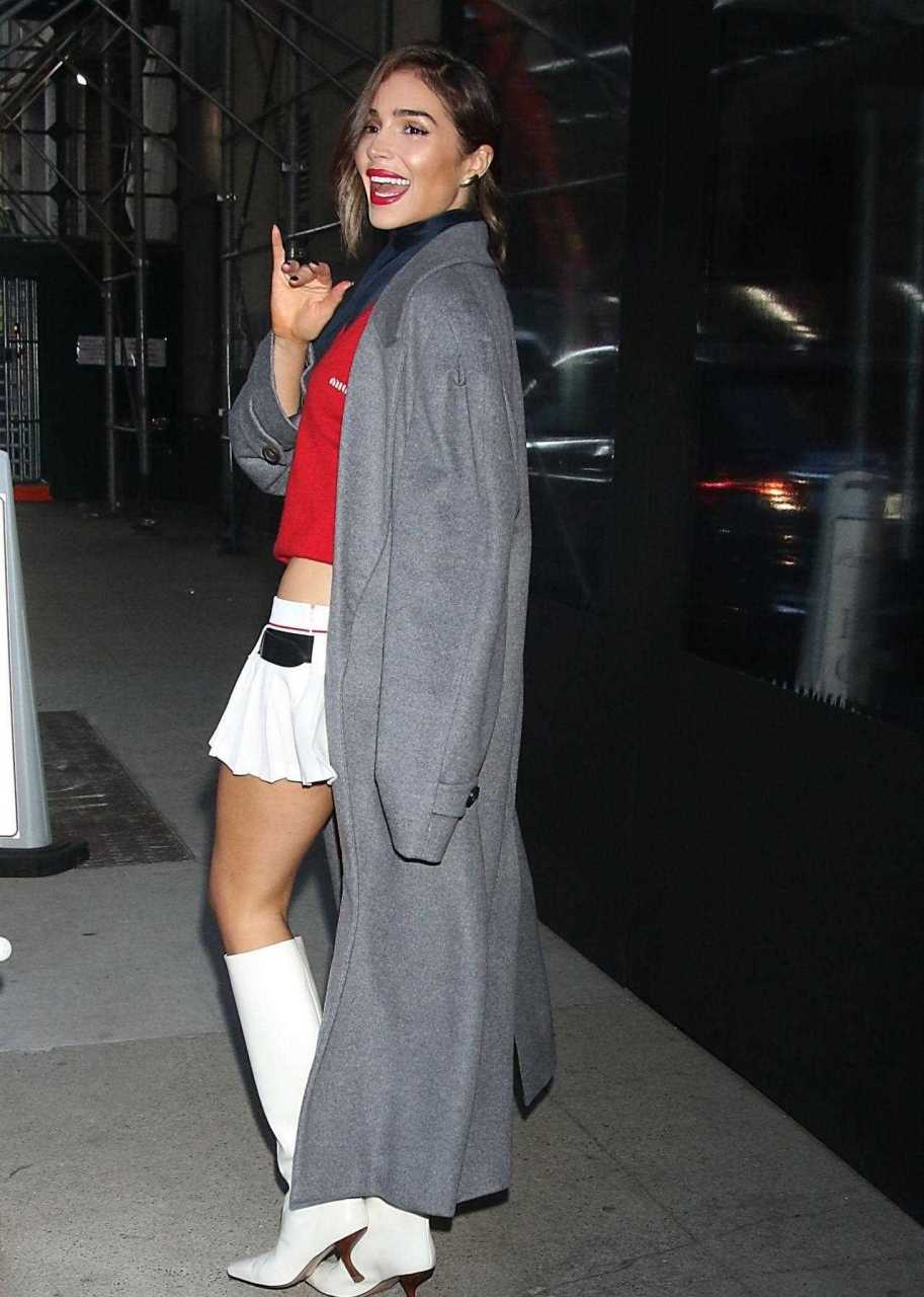 "美国甜心"miu miu裙出街,优雅精致很有特点,这种穿搭也是绝了.