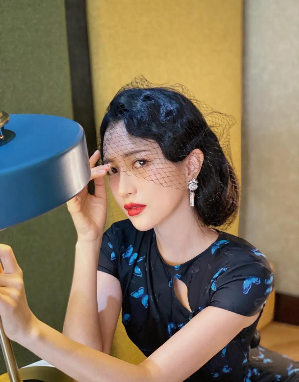 领动计划# #包文婧#  包文婧穿旗袍很有风度!