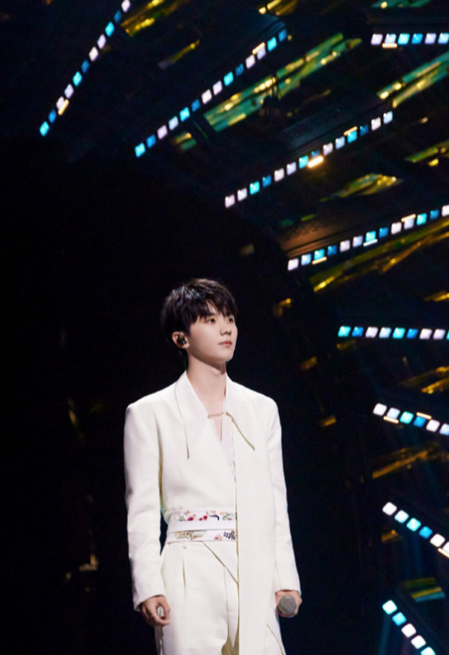 马嘉祺白色西装剧照释出,真白马王子,今晚继续听小马唱歌