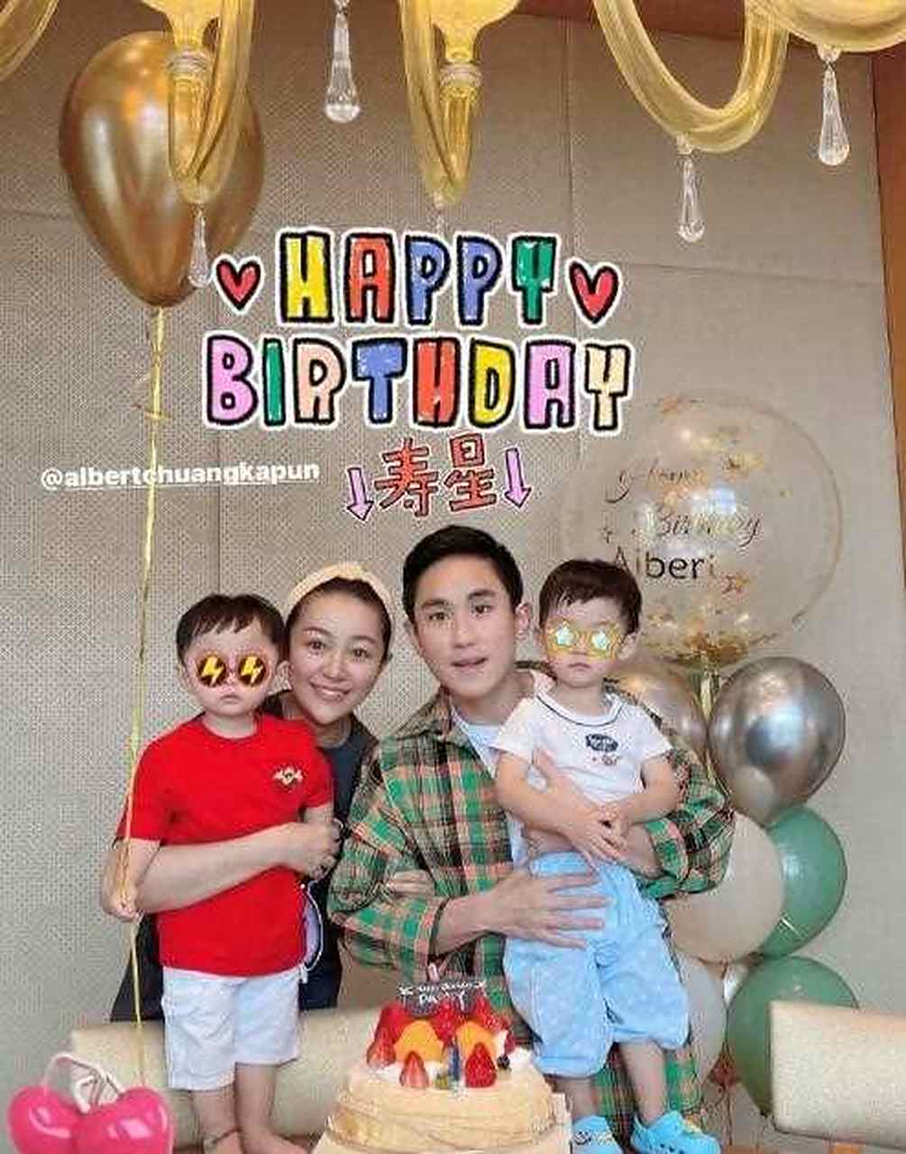 程新惠晒出全家照庆生,他穿格纹衬衫清爽帅气,怀里抱着儿子,另一个