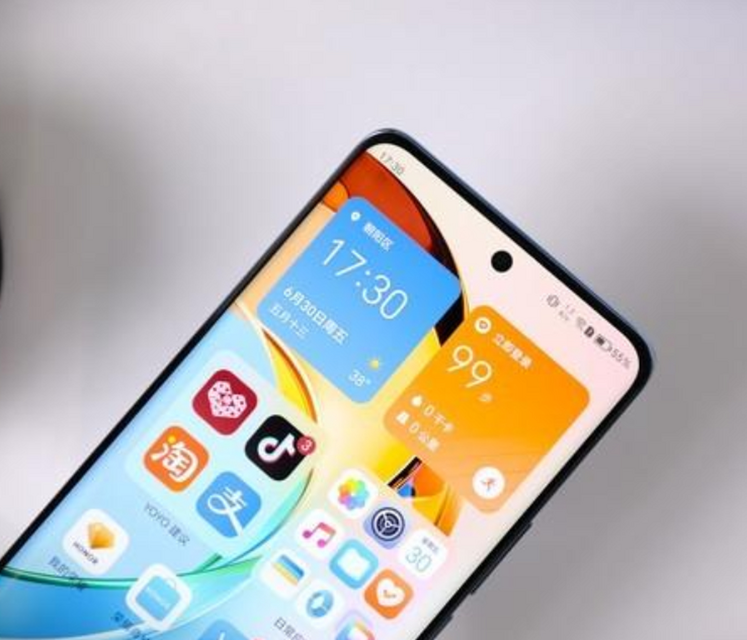 荣耀x50手机从正面来看能够给人以大几千元旗舰机的观感,没有了千元机