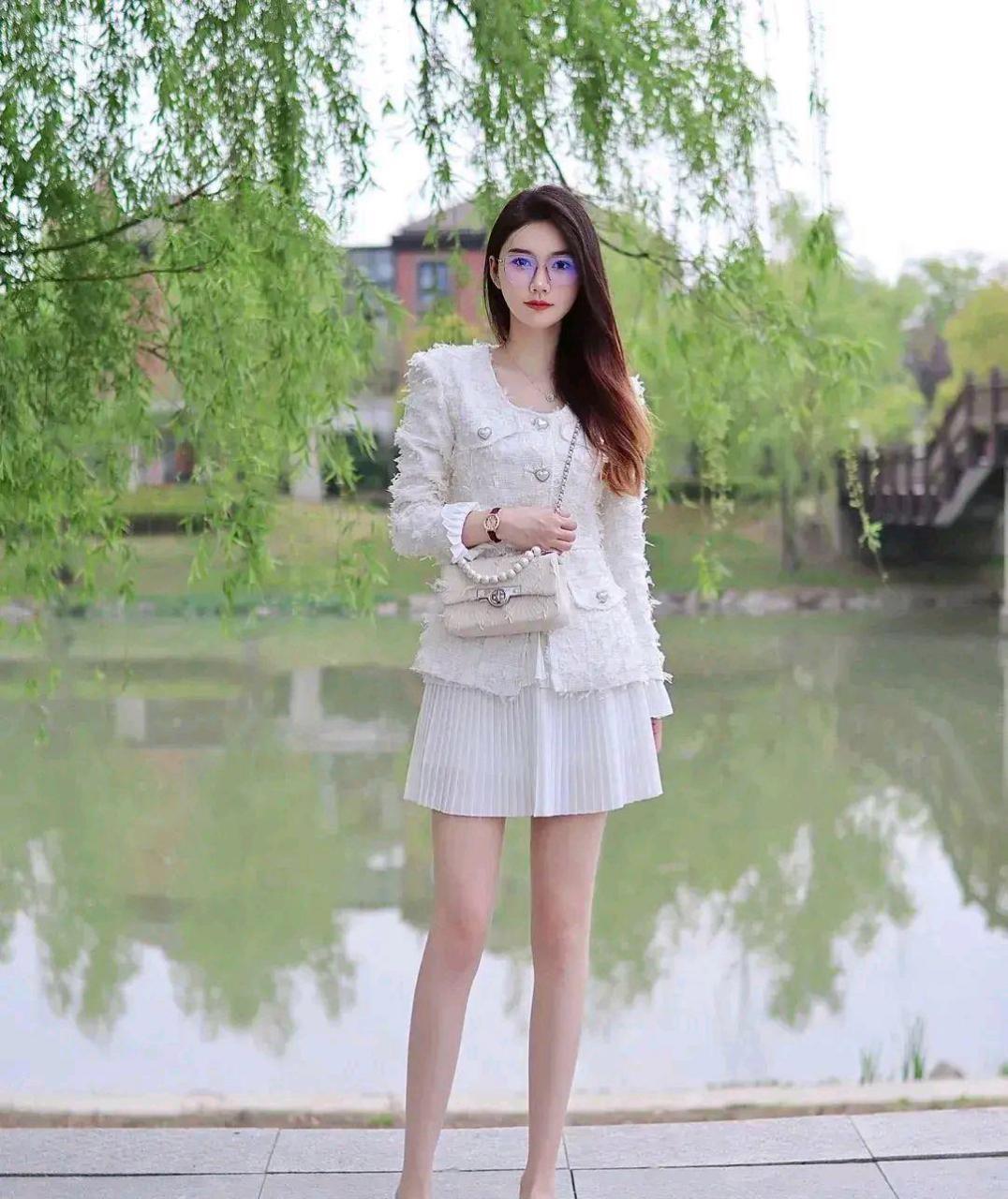 柳树下的白衣女王