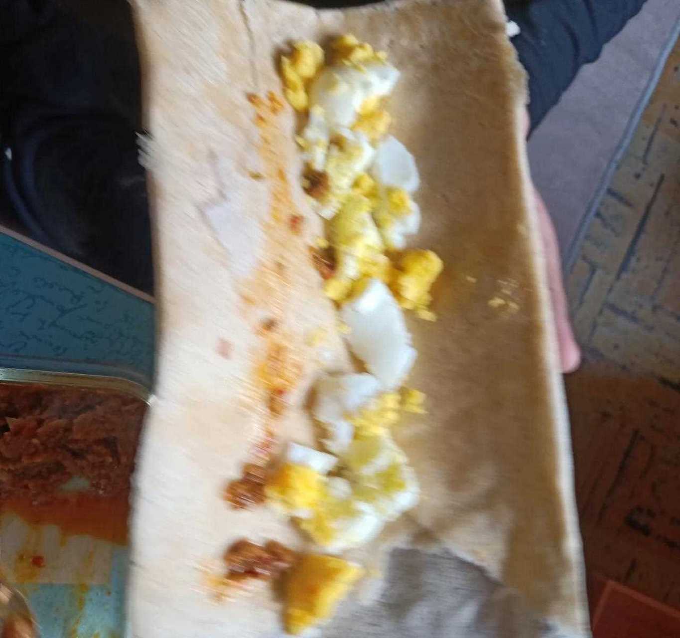 煎饼卷鸡蛋加上自己炒的肉酱非常好吃!