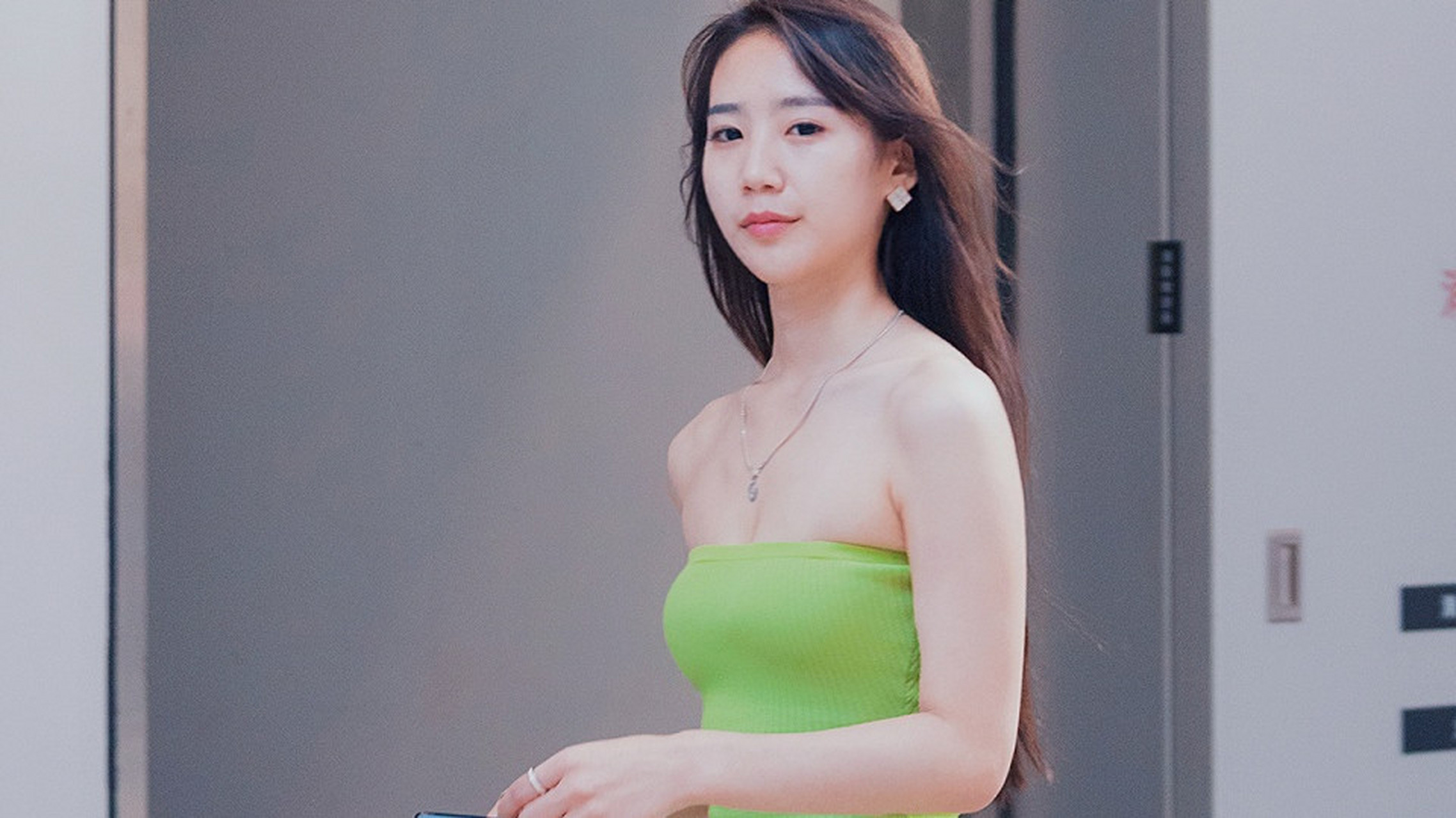 抹胸包身裙凸显小姐姐曲线美,却总有点不安的感觉