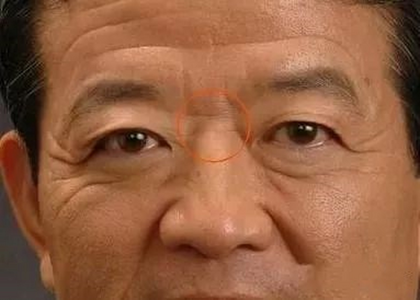 山根上有横纹 和眉毛一样,鼻梁的根部也就是山根也是面相中和个人