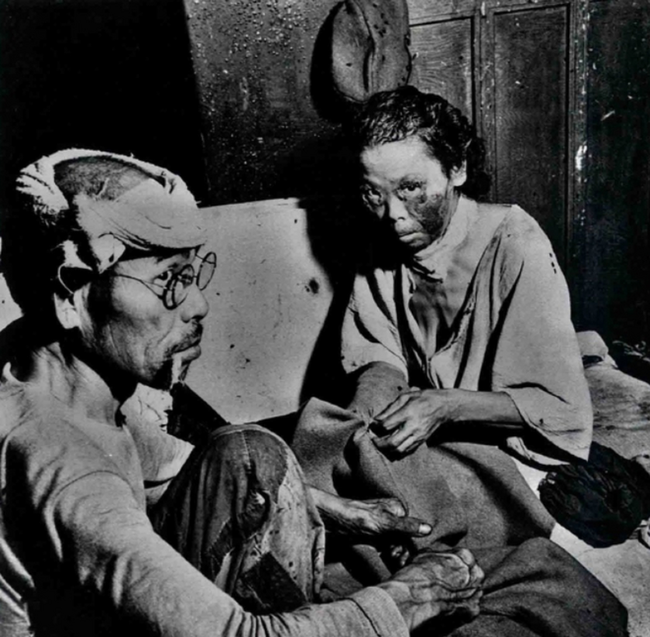 这张照片中拍摄的,是两名在广岛原子弹爆炸中的幸存者,他们都遭受了