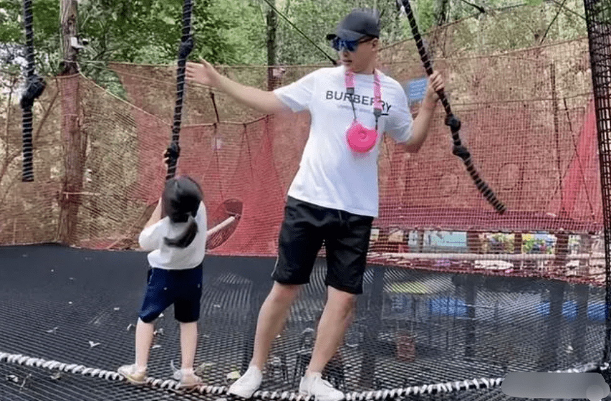 40岁高云翔近况曝光,经济拮据头发胡子白了不少,越来越女性化   近日