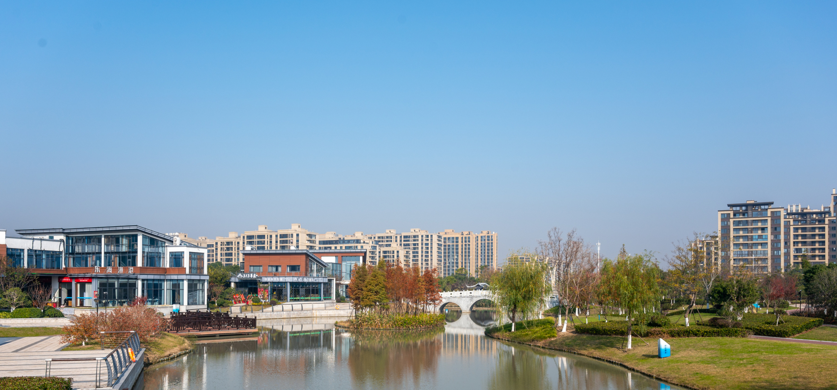 梦湖公园是海盐县的一座市民休闲公园,位于海盐滨海大道,与大海相距仅