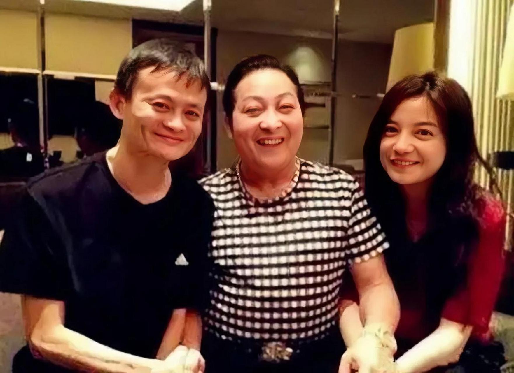 早年间马云和王林的合影,马云紧紧握着王林的手,俩人关系非常亲密.