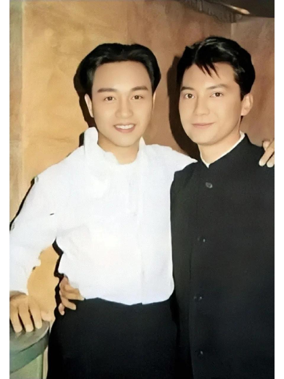 虽然两人年龄相差不大,但明显可以看出张国荣比尊龙年轻许多.