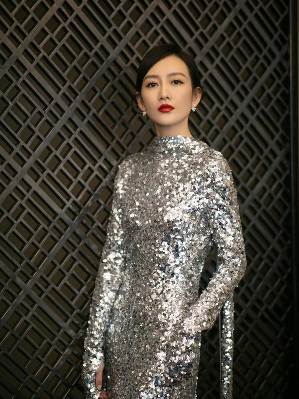 王鸥气场太强了,在裙子上铺满亮片也不显老 王鸥这身穿搭整体展现出来