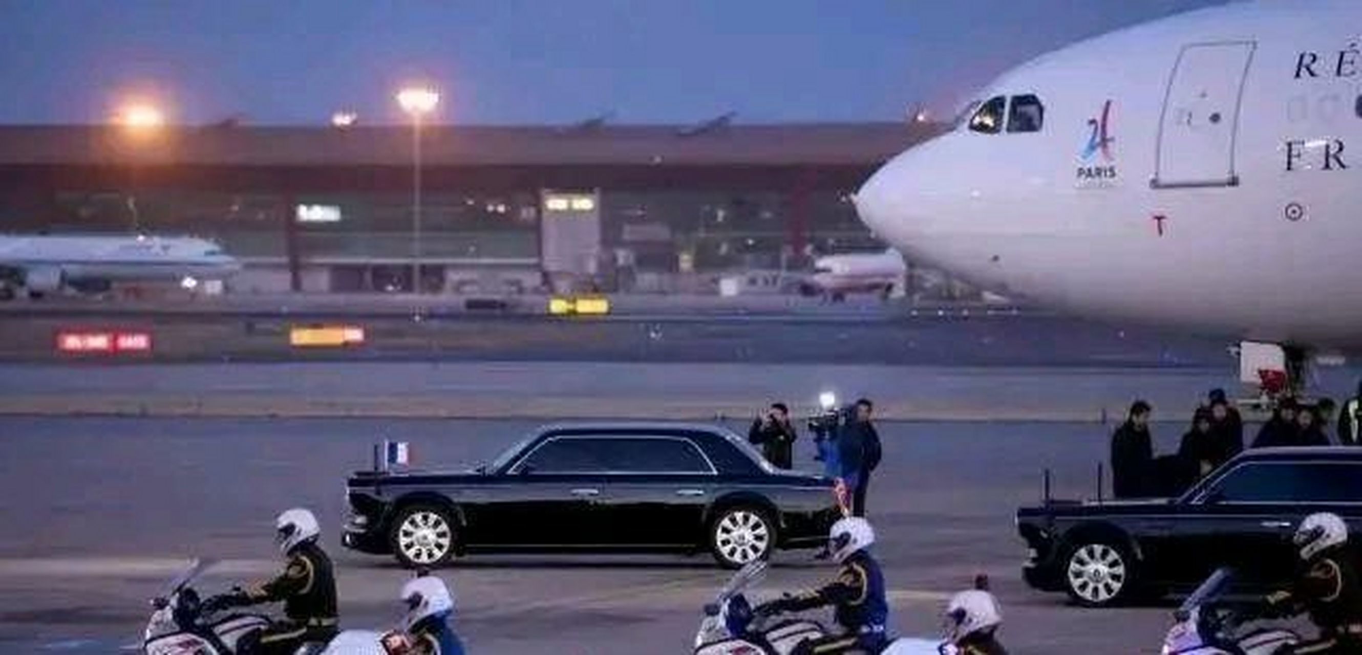 法国总统马克龙访华,全程乘坐了大红旗礼宾车,21辆国宾车队,红旗轿车