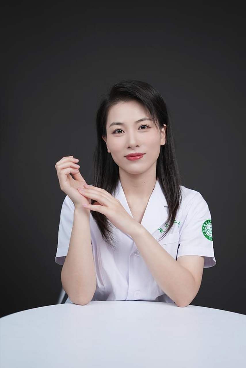 美女医生× 专注减肥√   大家好,我是任富贞,我就职于山东中医药大学