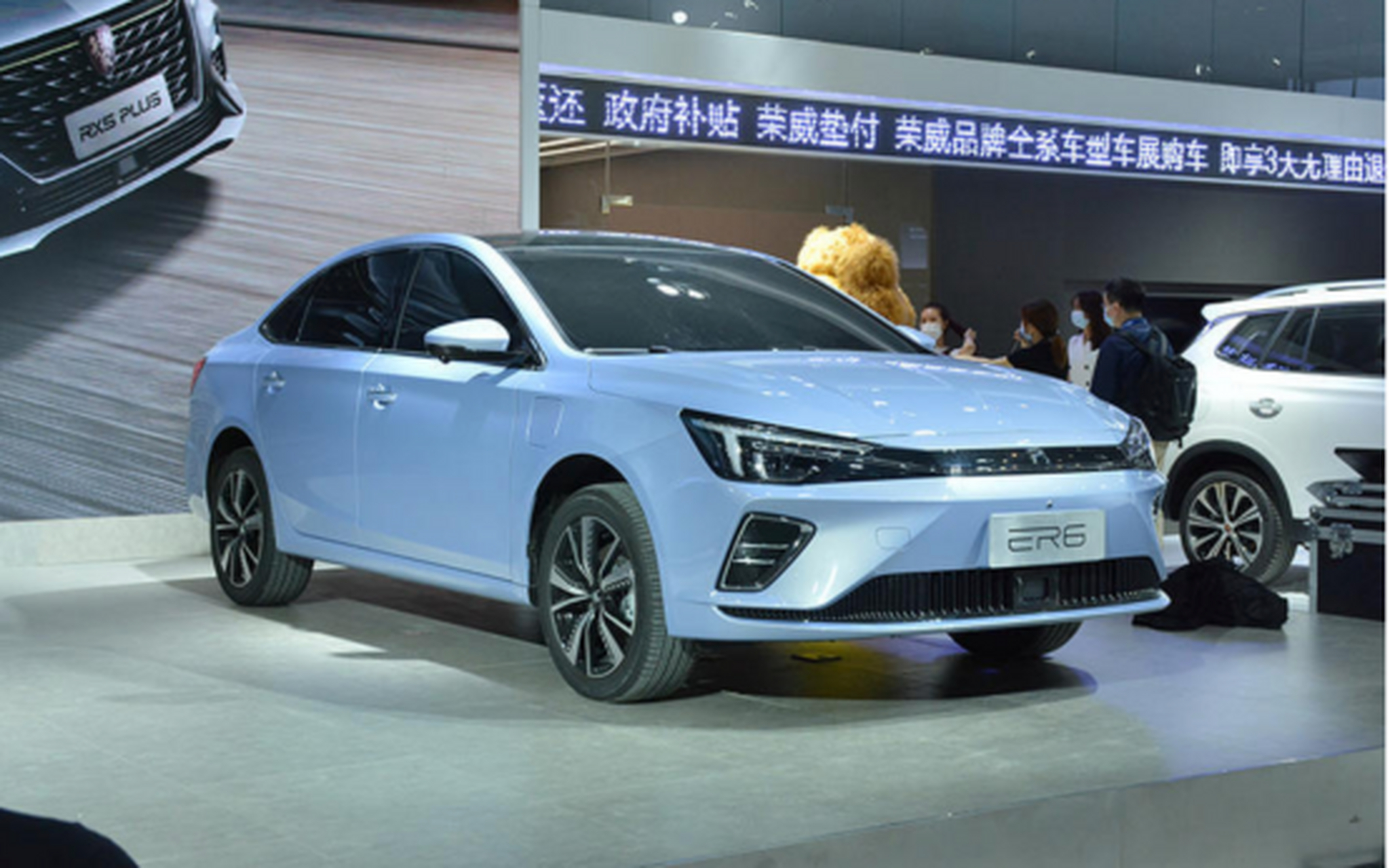 【荣威er6 将在成都车展开启预售】近日,天天汽车获悉,上汽荣威er6将