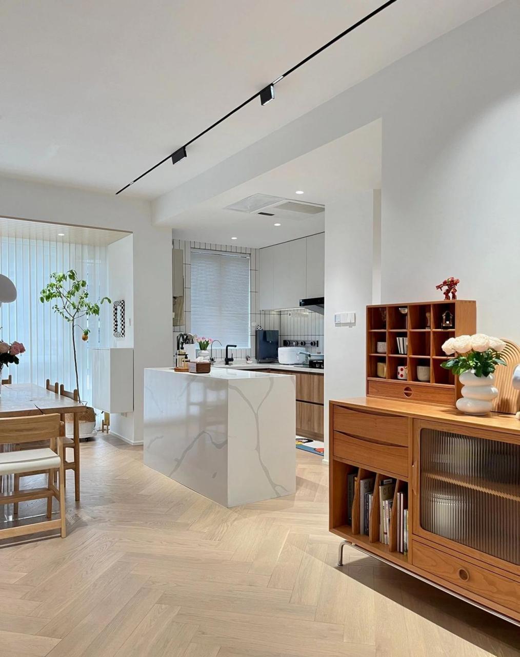 5平左右,原结构是u型的,不仅小而且采光也不好,砸掉了一边的非承重墙