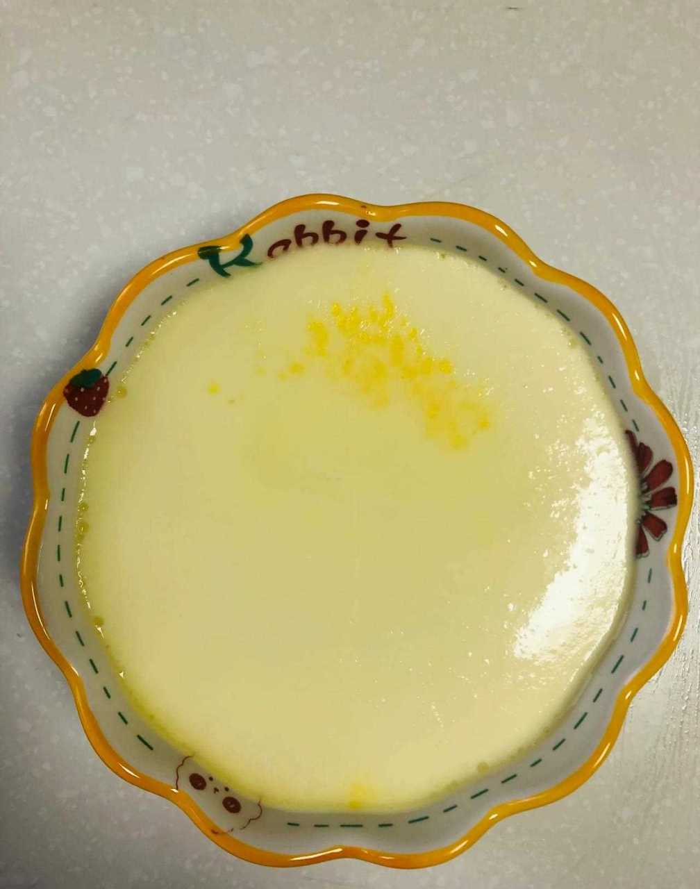 3颗鸡蛋带皮约150克打入碗中,倒入200毫升牛奶,顺一个方向搅匀,盖上有