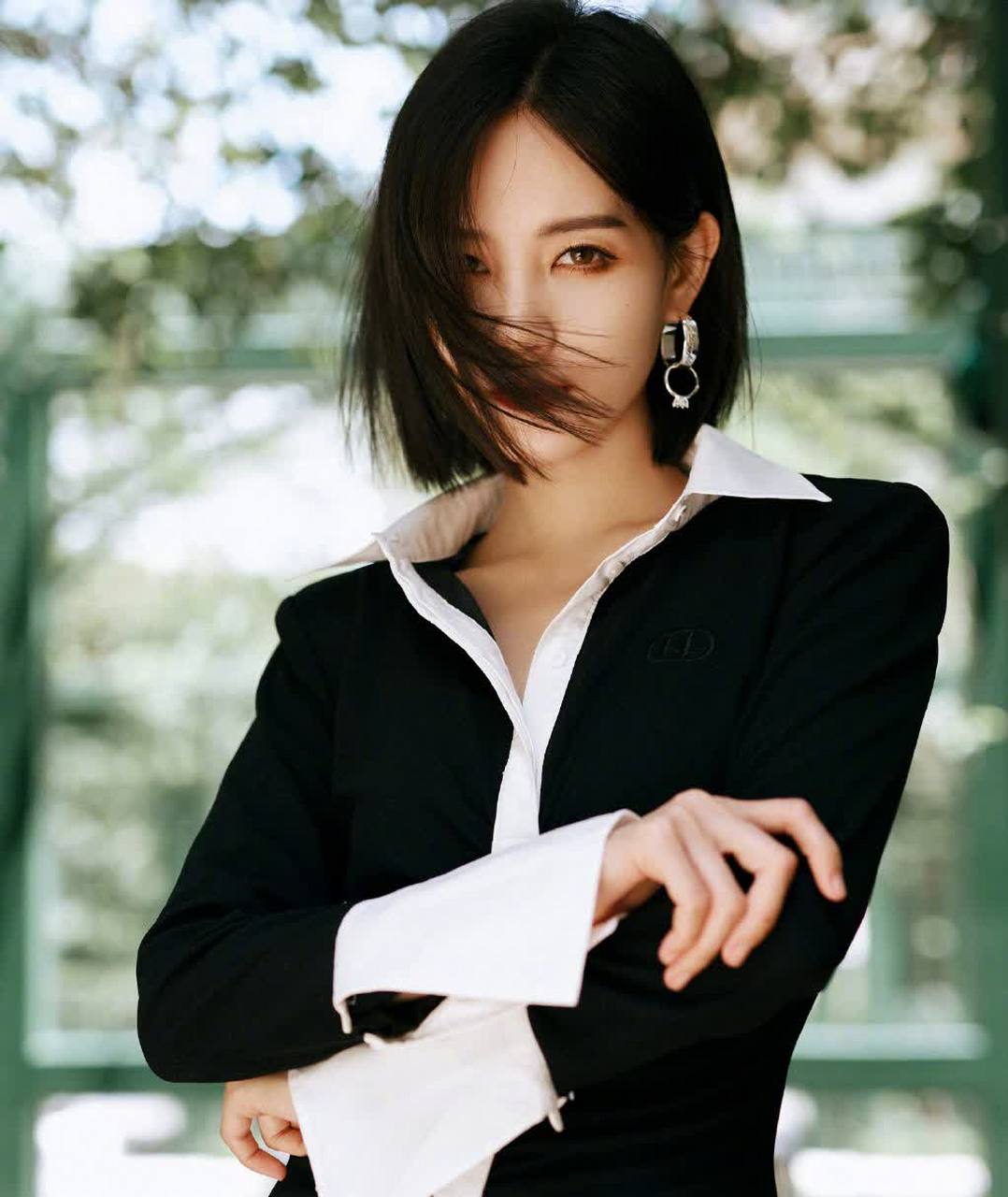 星闻#   李一桐飘逸的短发干净利落,精致的妆容高贵冷艳,白色裙子和