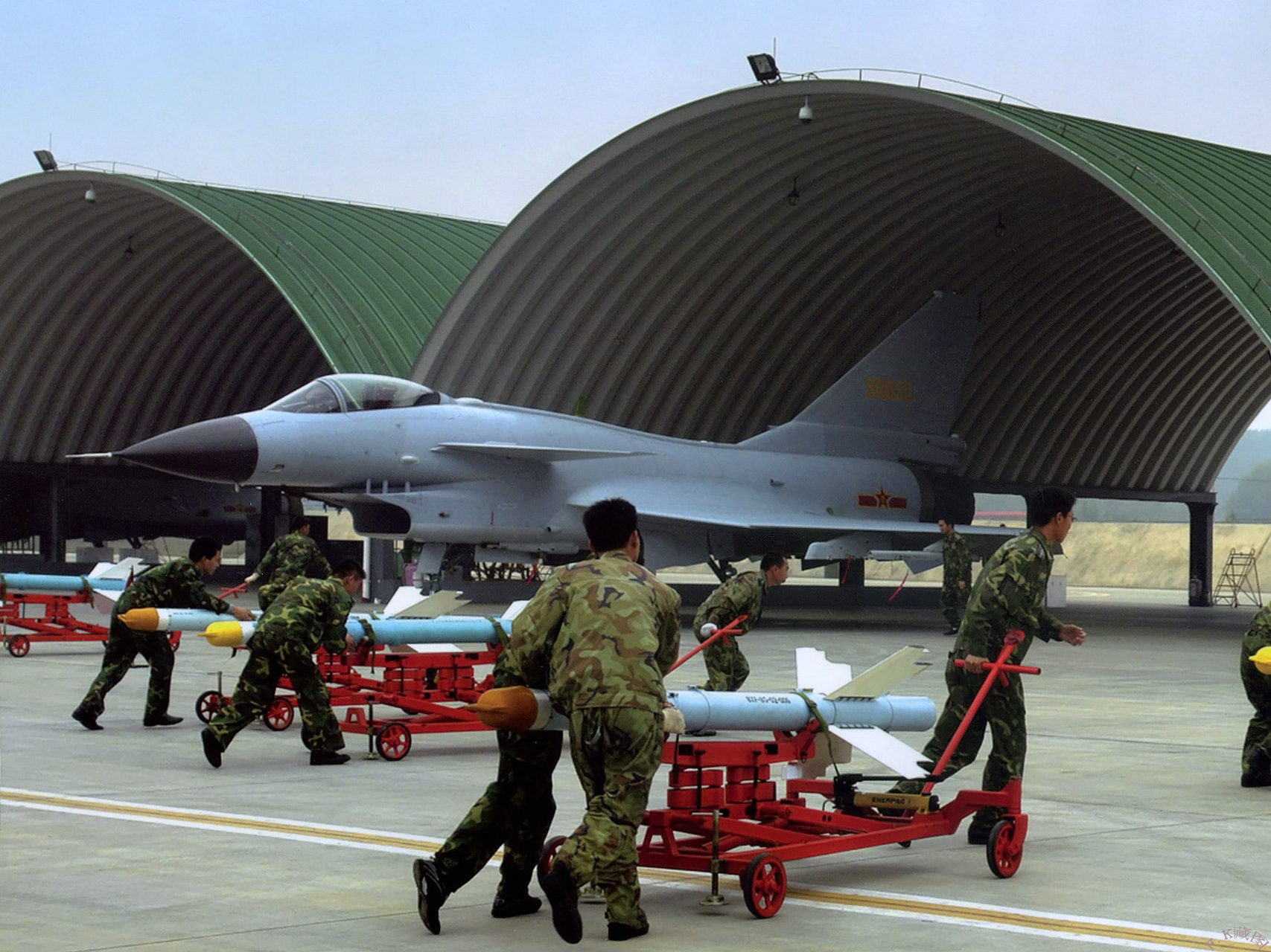 转发两张老照片,空军某部的机务为歼-10战斗机挂载pl-8b近距空空导弹