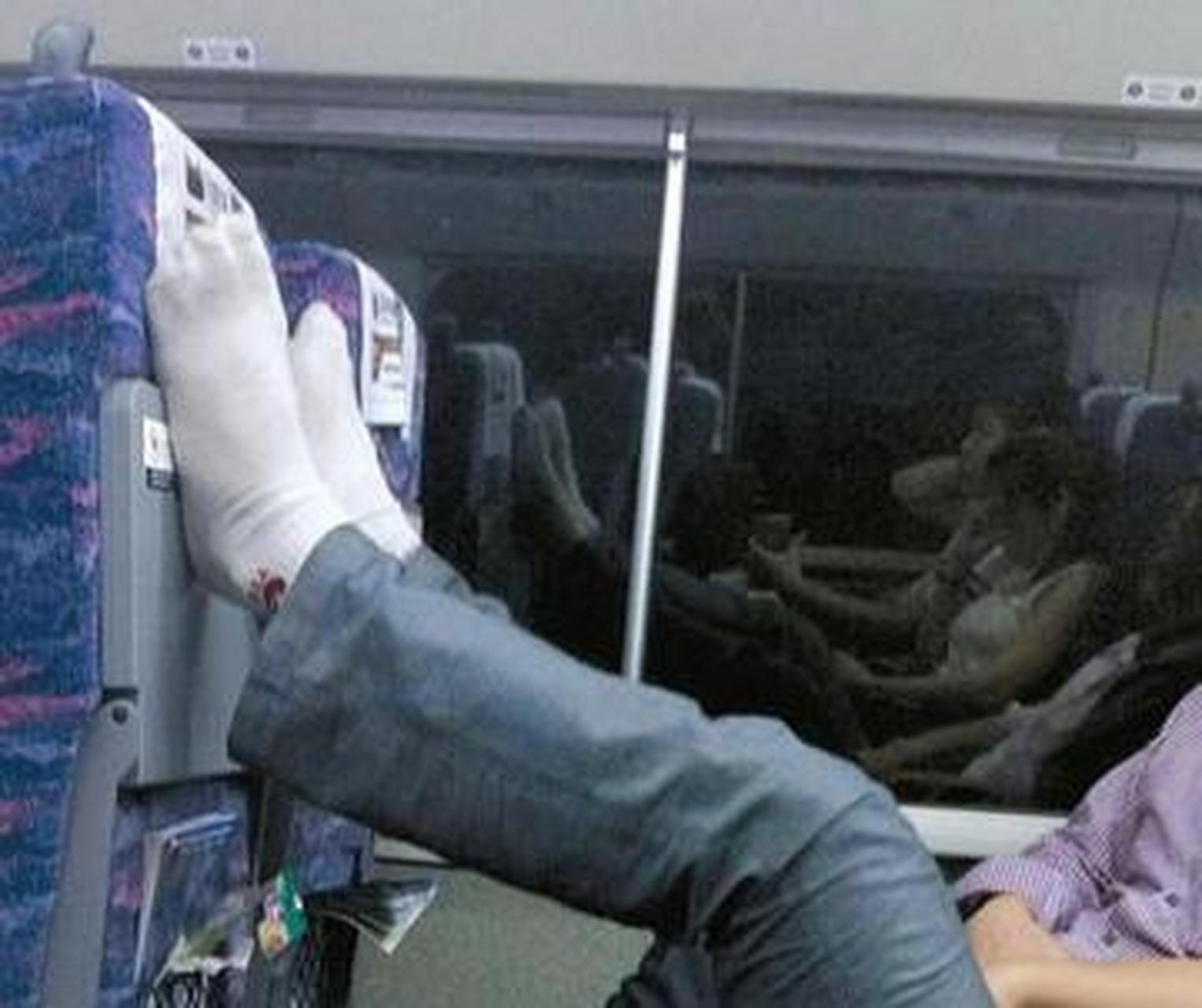 无票铁路职工被曝商务座脱鞋睡觉 你曾经在高铁的商务座上遇到过这种