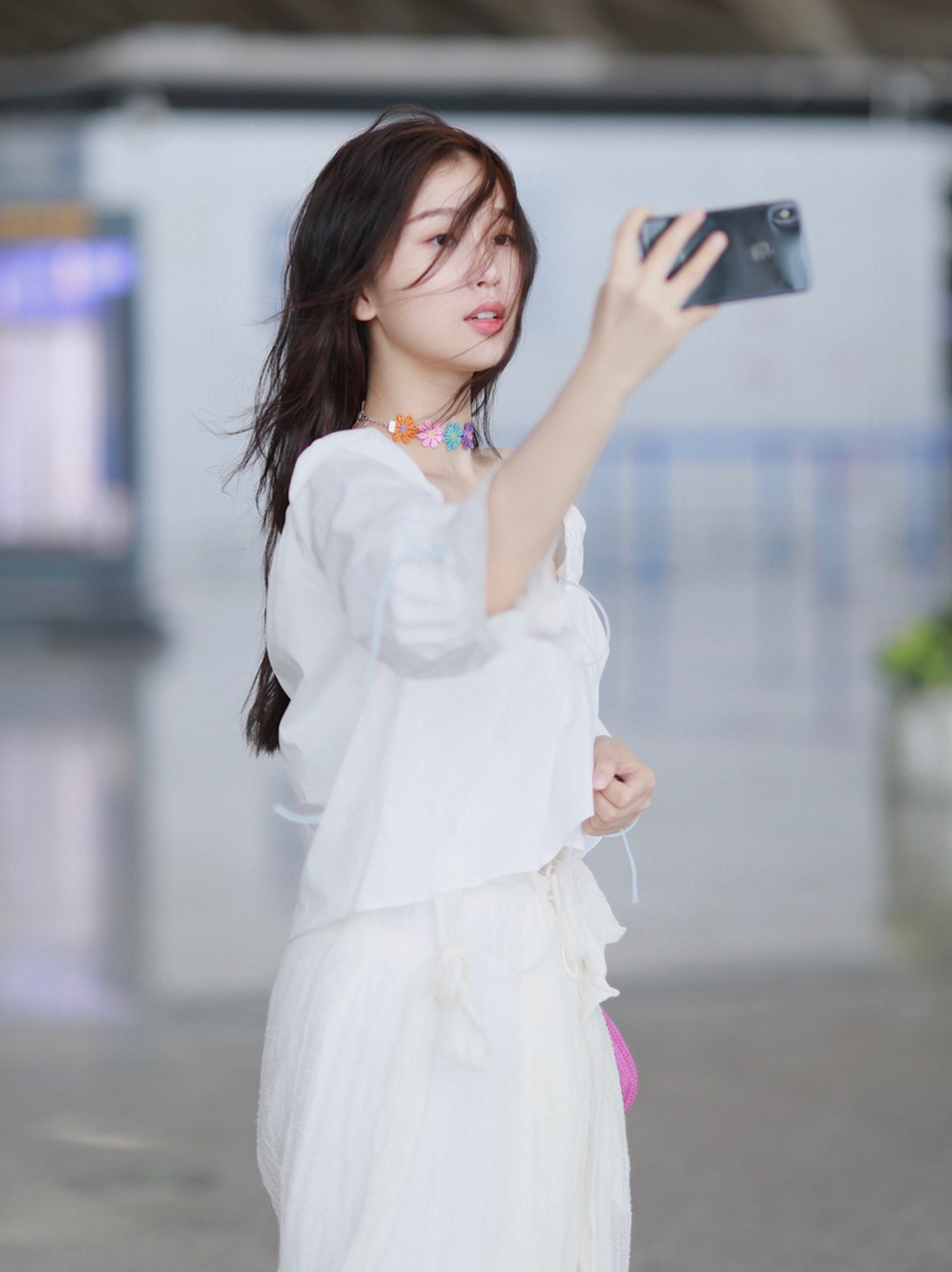 梦幻小仙女向你走来 虞书欣今日份机场私服穿搭look 白色露肩衬衫搭配