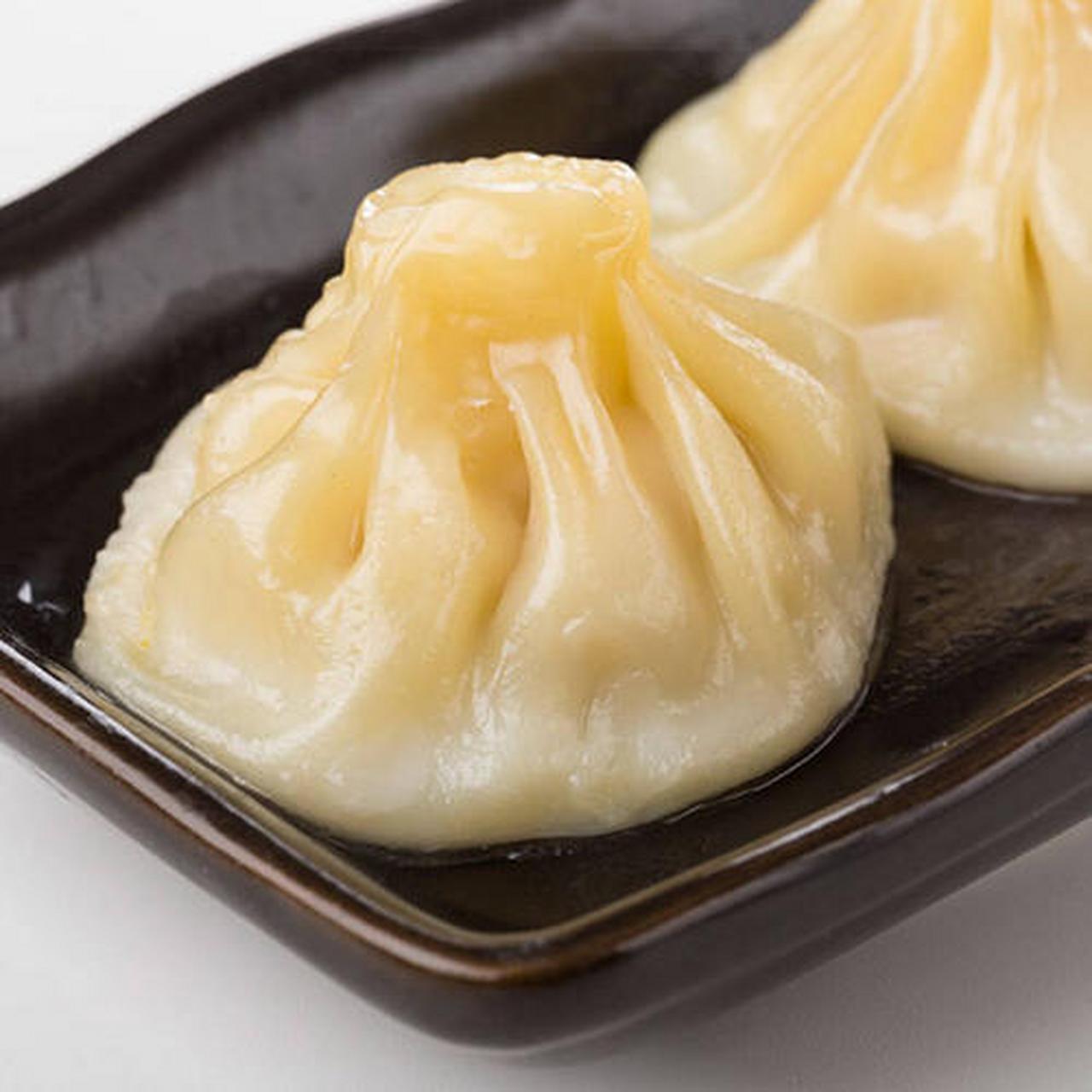 开封小笼包子历史悠久,它是由北宋时期"东京第一"的"王楼山洞梅花包子