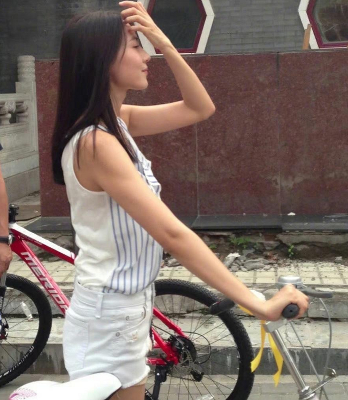 高圆圆骑单车的这张照片这么多年过去,依旧是经典,没有人能够超越.