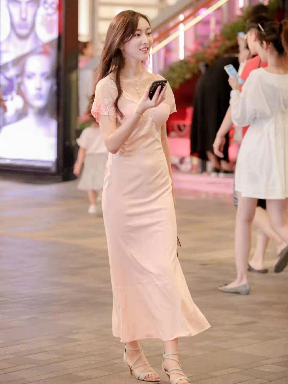 成都街拍系列,这么好看的美女小姐姐也是一个人逛街,你喜欢一个人逛街