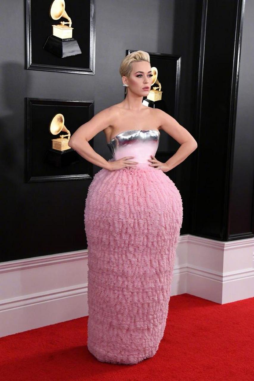 水果姐katyperry超美亮相第61届格莱美红毯,今天衣身粉嫩的水果的造型